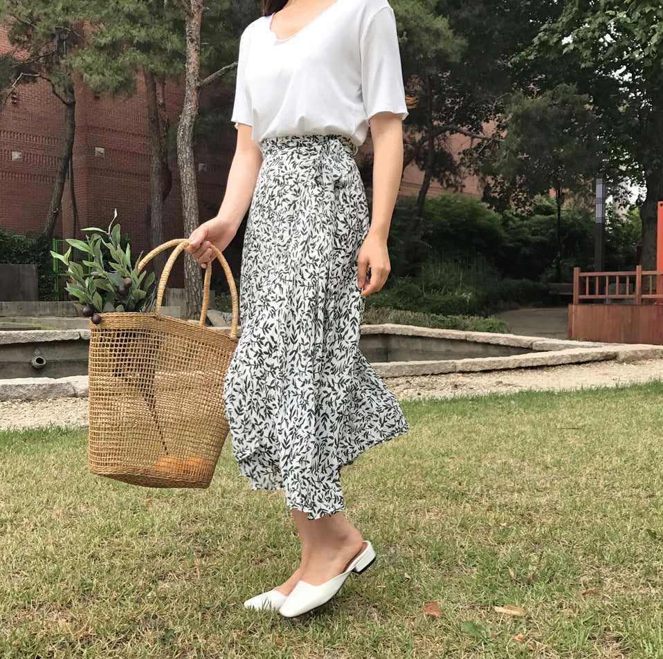 Front full-length view of the women's mesh straw shoulder bag displayed on a neutral surface